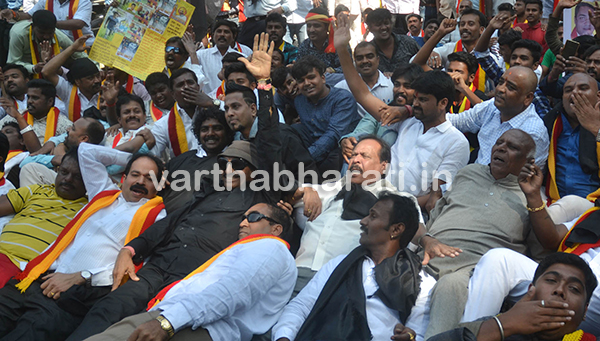 ಪ್ರಧಾನಿ ಮೋದಿ ಮಧ್ಯಸ್ಥಿಕೆಗೆ ಪಟ್ಟು: ಕರಾಳ ದಿನಾಚರಣೆ ಆಚರಿಸಿದ ಹೋರಾಟಗಾರರು